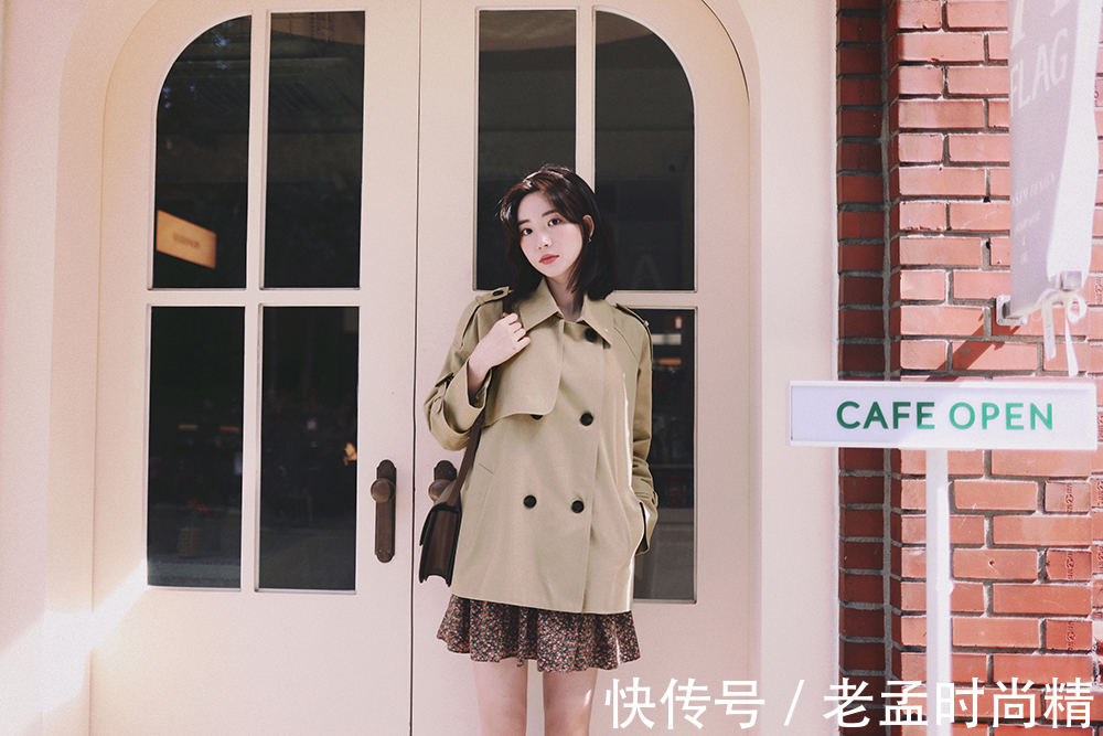 风衣|纯手工水洗棉面料的风衣,与深色的牛仔裤搭配显得英气十足