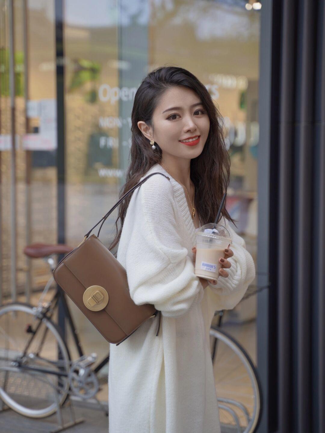 百搭 春天穿裙子就选毛衣裙,温柔舒适又百搭,普通人也能穿出高级感