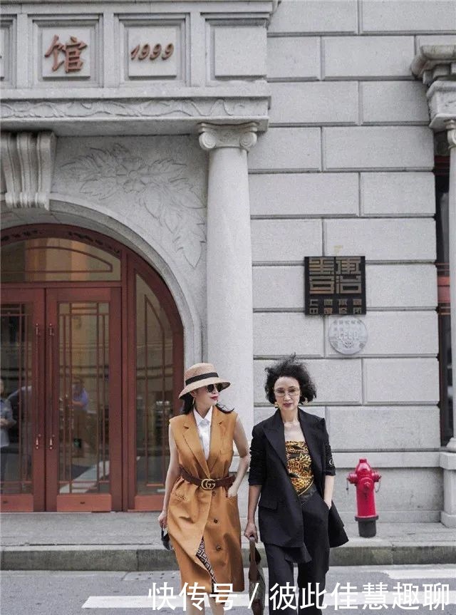 中年女人的穿搭示范,太有气质了