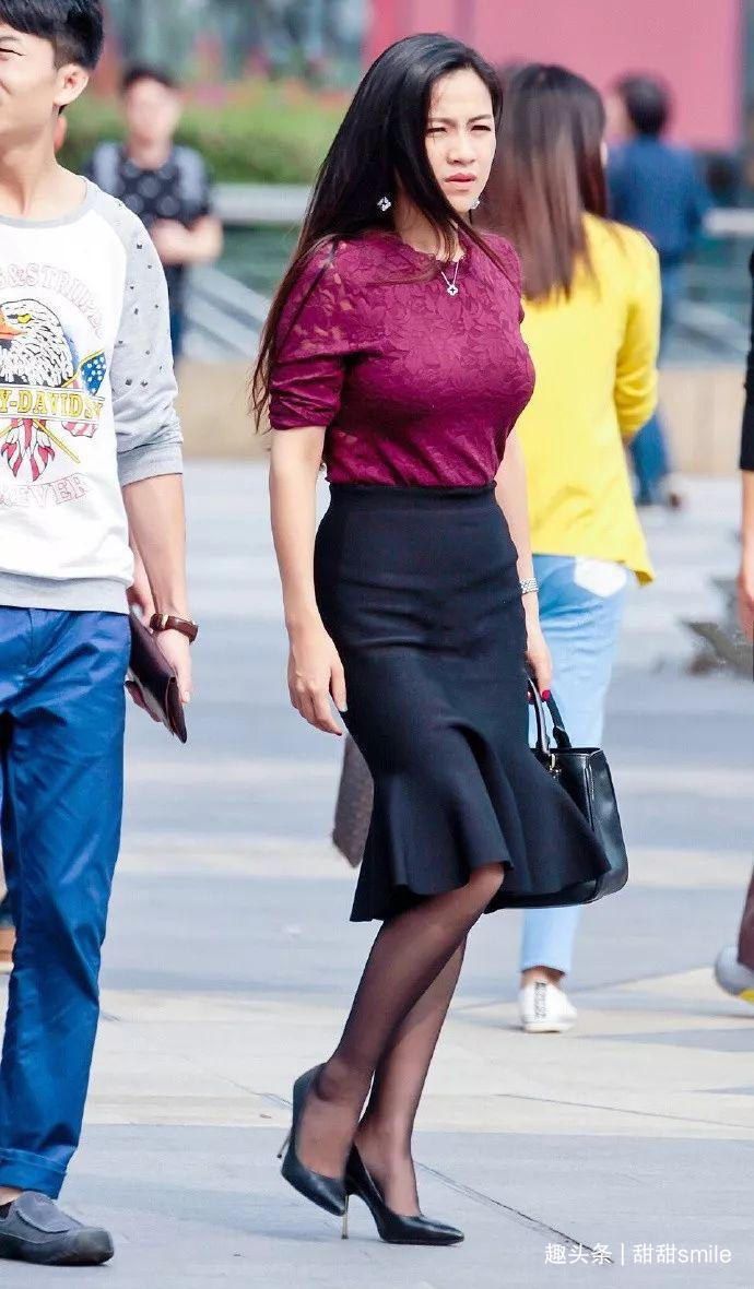 黑色|美女脚上穿着一双黑色的高跟鞋,典雅又精致,凸显出她独特的韵味