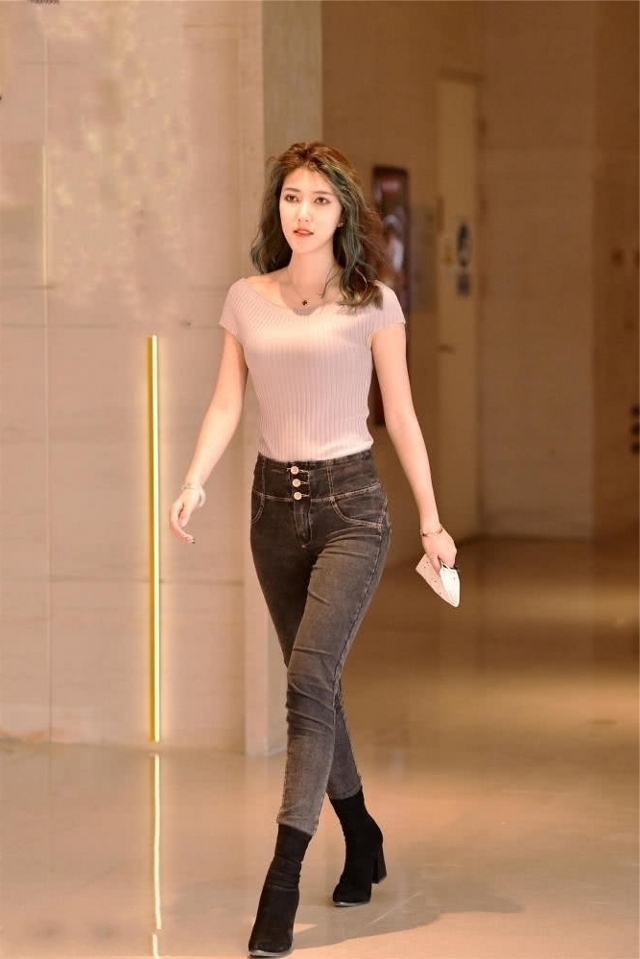 感觉|路人街拍,靓女白色上衣搭配牛仔热裤,整个人看起来高挑迷人