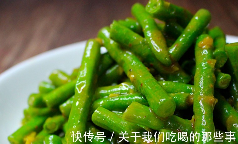 豇豆段|豇豆一炒就变色?教你做法,不焯水不过油,嫩绿又爽脆,还入味