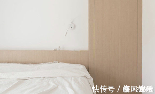 墙面|这对夫妻很有远见,买下120平复式小楼,客厅开阔还有双储物间