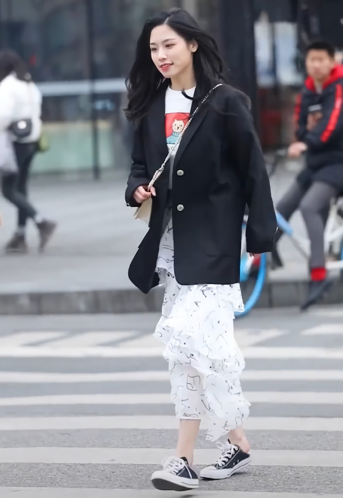 小姐姐穿|最近火了一种半裙,叫“碎碎裙”+西装,秒变初恋少女,忒时髦