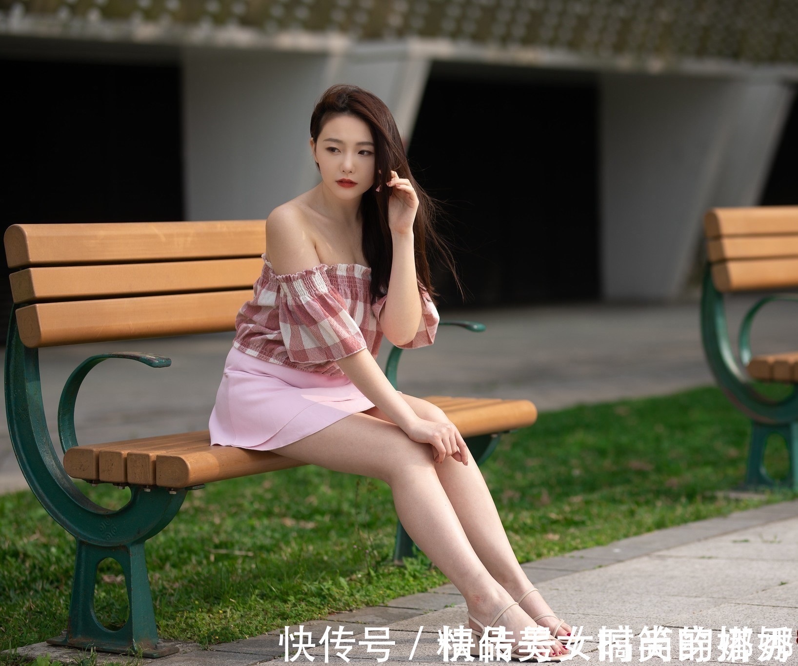 短裙|粉白格子的上衣搭配粉色的双层短裙，很显青春的甜美气息