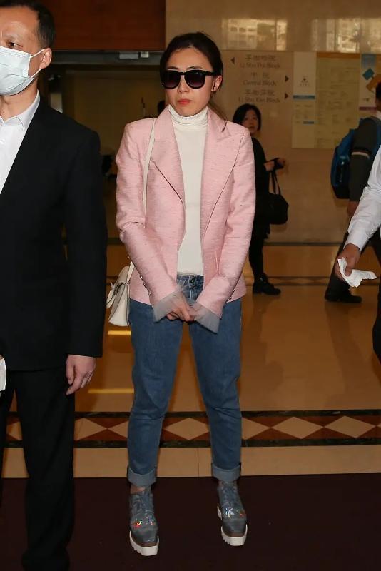 减龄|甘比总算拿出“真本事”，穿黑色礼服高贵典雅，成熟又有气场