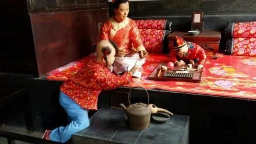 奶奶|孙子抓周,最后抓的却是奶奶随便放下的一物件,大家笑容都僵住了