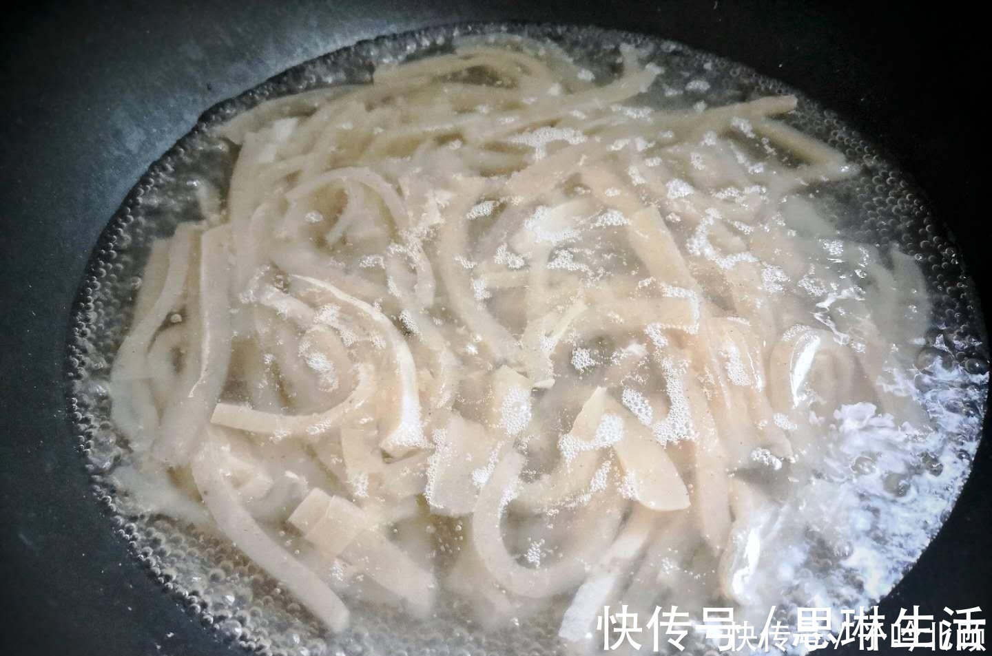 孩子|韭菜和它是天生一对，简单一炒，鲜美可口又滑爽，上桌孩子盯着抢