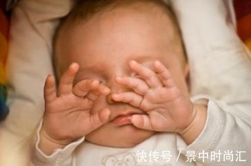 宝宝|新生儿睡觉时有这三个表现，说明睡觉不安稳，可能会影响宝宝发育