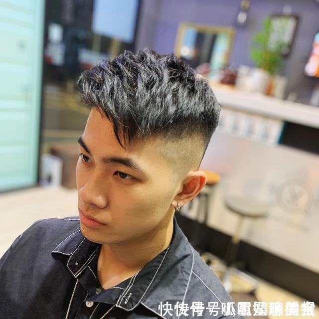 有型|男生头发长了别留“锅盖头”,试试这3款潮流发型,剪完帅气有型