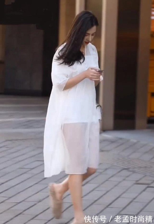 美女 街拍: 美女穿着显老的裙子低头玩手机,一抬头,比明星还美