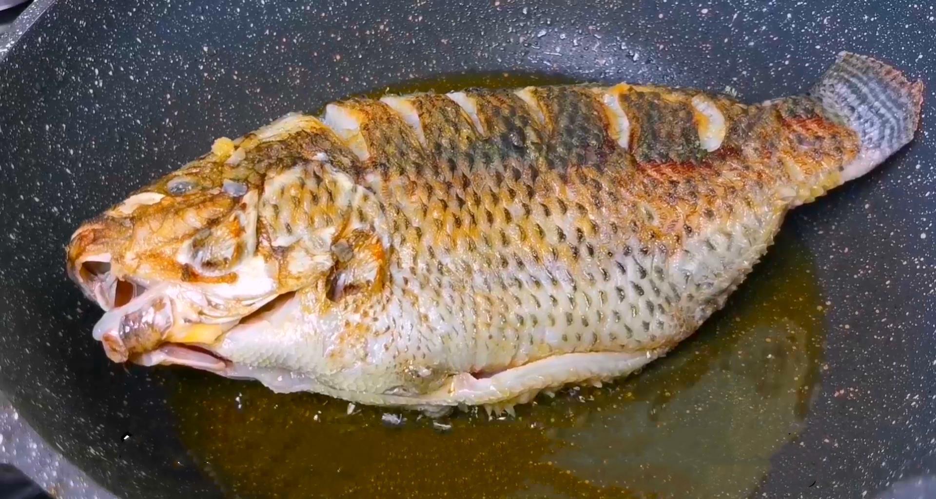  腥味|不管煎什么鱼，只要牢记4点！鱼皮不破不粘锅，还没一点腥味