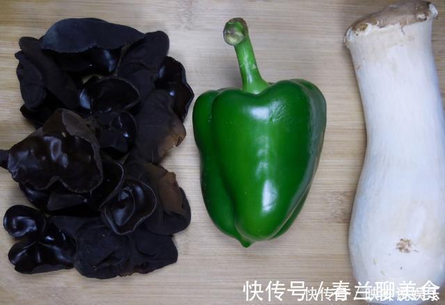 黑木耳跟它一起炒好吃太多了，非常下饭上桌就吃光了！