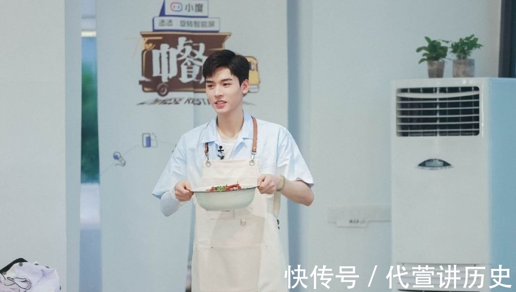 龔俊|龔俊:《中餐廳》快樂中的“打工人”,他這套西裝制服太可了!