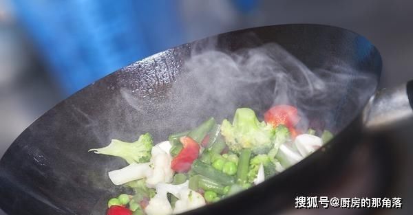 食材|炒菜时，油为何总是四处飞溅？大厨：只需加1物，不炸锅不溅油
