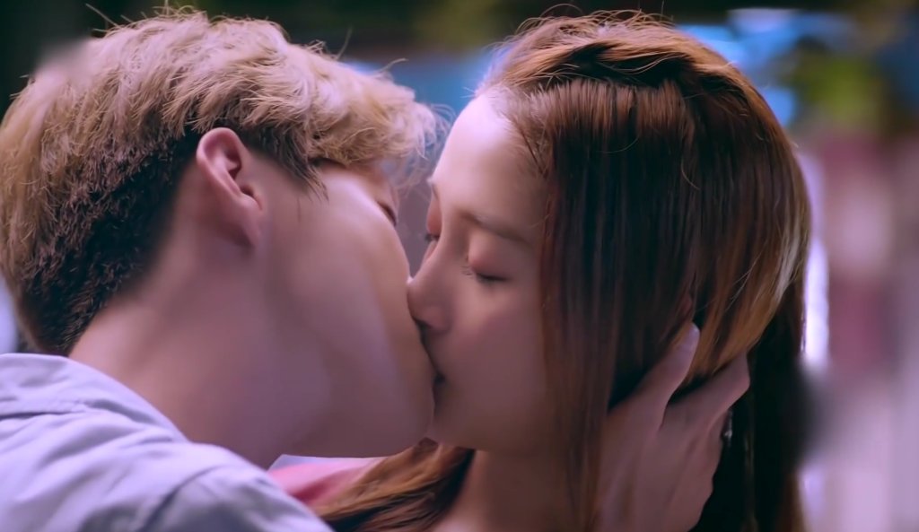 黄晓明带杨颖参加聚会,鹿晗带关晓彤参加聚会,对比一下差距很大