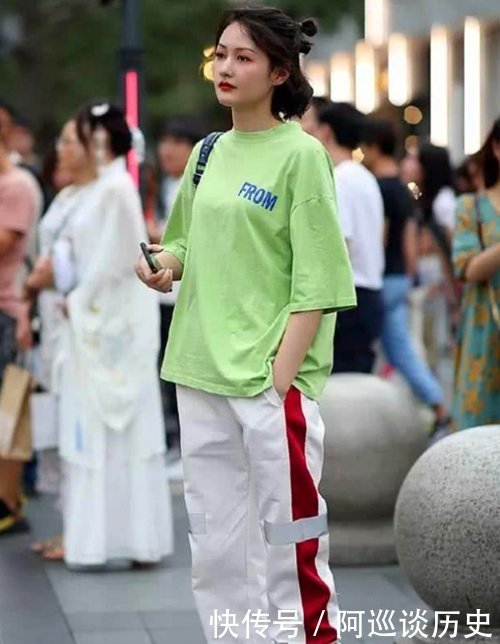 短袖下面别再配短裤了,学学妹子这样穿,时尚显高还防晒