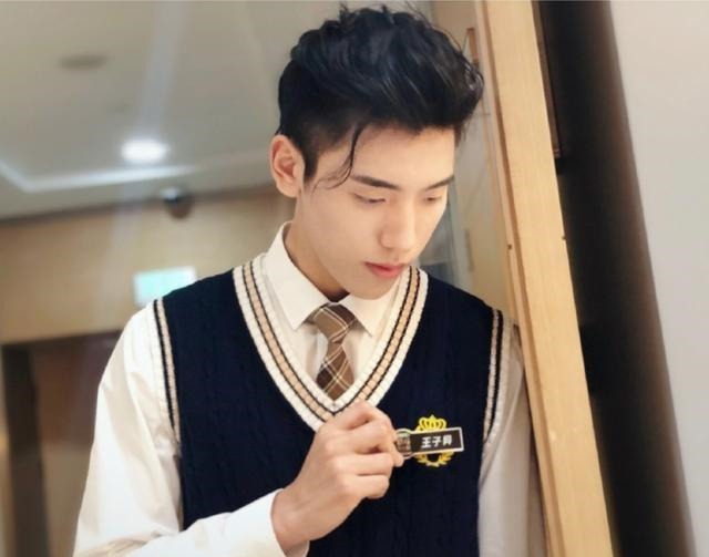 国字脸 男士有这4个标志,很适合剪“背头”发型,轻熟又帅气