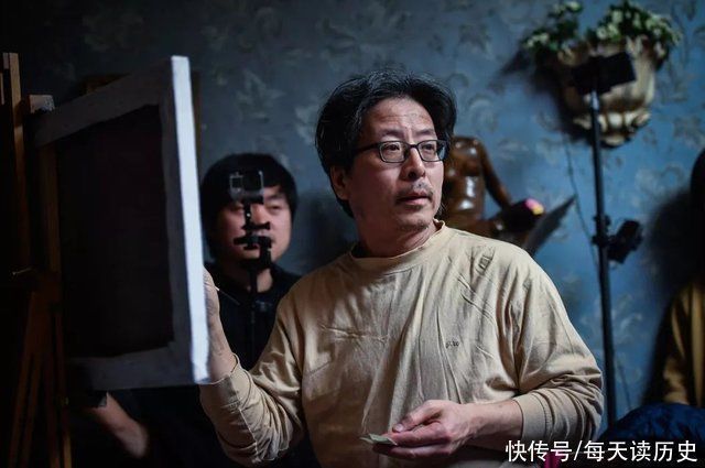 幅画$写实画家画个“坏草莓”,卖出20万高价,却被人质疑是相机拍的