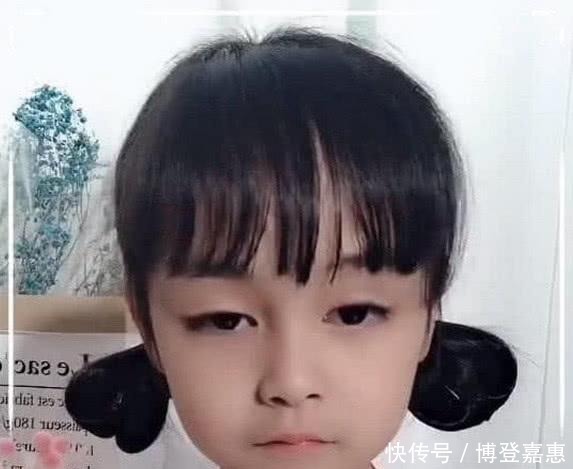 小学生女孩学妈妈化妆，大浓妆却惊到众人，网友：还不如不化！