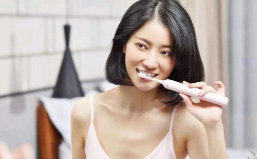 早餐|早上起床后,是先刷牙还是先吃早餐若是做对了,老了也不掉牙