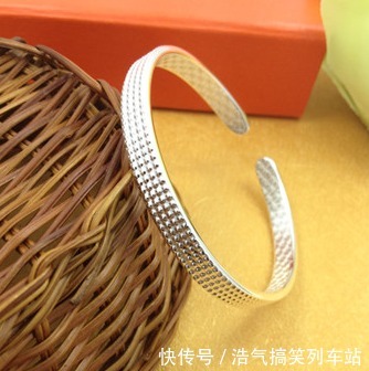 银手镯脏了不在烦恼，学会这几招，比银饰店洗的还干净