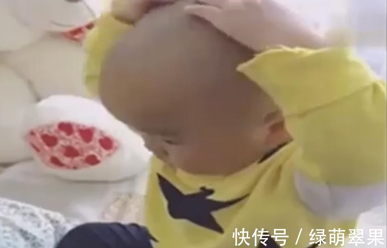 小宝宝|宝宝熟睡后妈妈给他理个发型,一觉醒来宝宝谁也不理,笑喷了