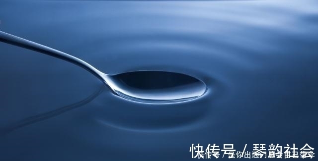 喝水|怀孕后容易口渴,孕妇喝水要注意这几方面,孕妈不要喝错了