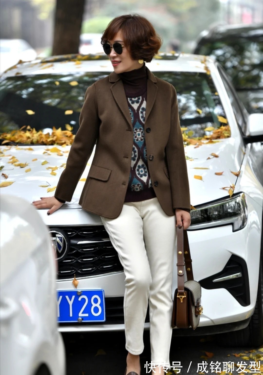 时尚|奔六的妈妈们这样打扮,自然真实不装嫩,既保暖时尚又显年轻