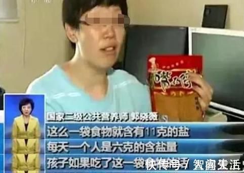 辣条|8岁女孩下巴成“马蜂窝”,5毛钱一包的辣条,还在给孩子吃么