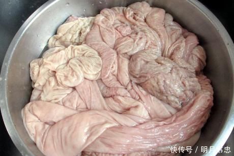 洗猪大肠原来如此简单,不放醋也不放小苏打,快速洗净无腥臭味
