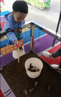 |搞笑GIF:事实告诉我们,千万别惹女人,我就想知道妹子脚痛吗?