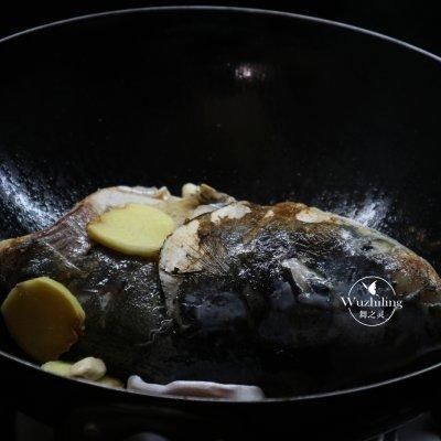 「铁锅鱼头炖豆腐」孩子常吃记忆力好，好吃又营养