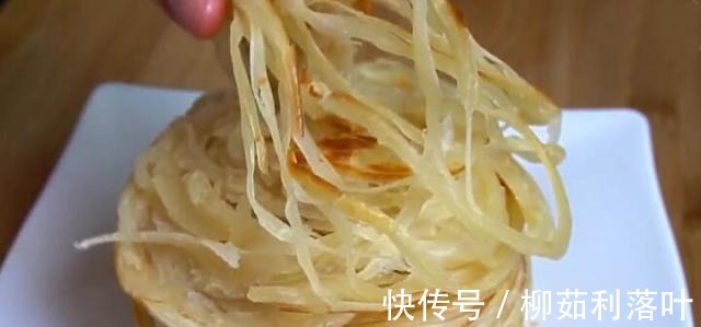 烙饼时别再用死面和发面了,这样做,放凉也不硬,松软可口还分层!