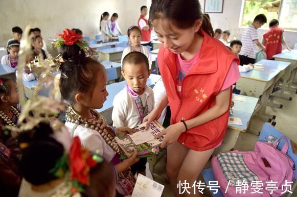 攀比|幼儿园圣诞互换礼物,儿子用千元文具换回廉价纸人,宝妈:亏死