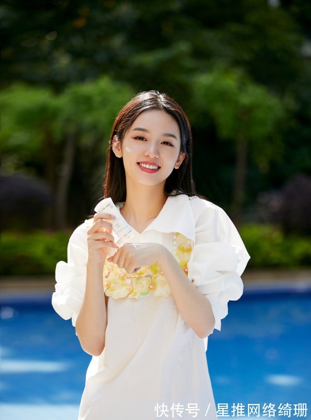 泡泡袖|三张海报,三种风格,周也的可塑性真的很强