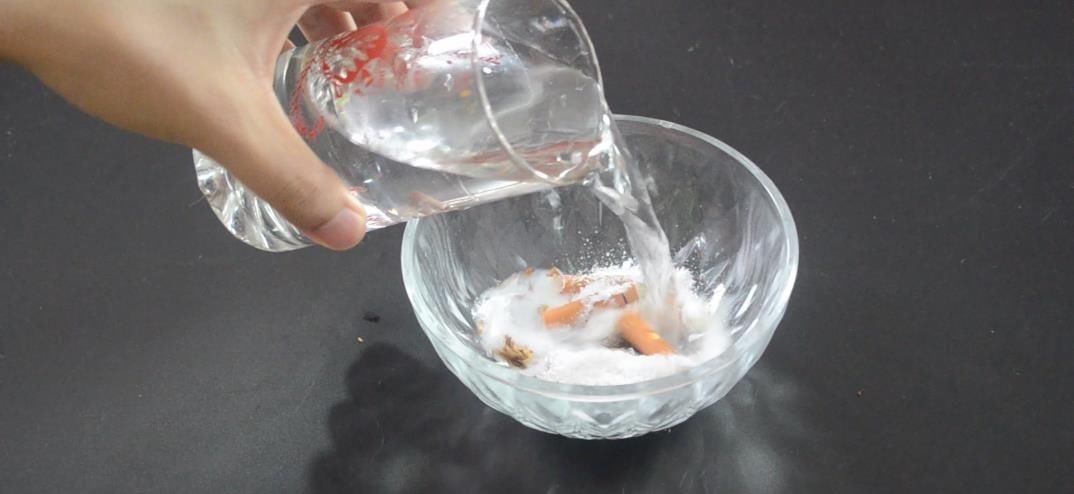 烟头加洗衣粉用水泡一下, 没想到还有这个作用, 看完你会感谢我的