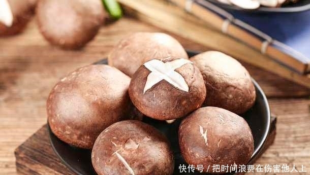 洗净香菇时,不要只用清水,厨师给你一水,让脏东西容易洗掉