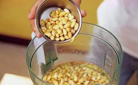 鸡蛋壳,橘子皮都不如“几粒它”!养花埋土里,不施肥都旺盛!