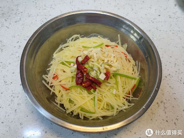凉拌土豆丝|做凉拌土豆丝,别直接下锅焯水,多加一步,土豆丝脆爽入味不发黑