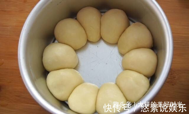 4个鸡蛋,2杯面粉,不用烤箱,做松软可口的面包,学会不用买了