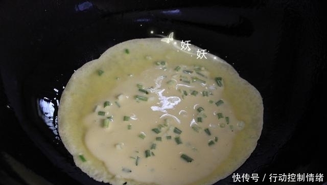 鸡蛋|不用揉面不用发,十分钟快手早餐鸡蛋饼,入口绵软老少皆宜