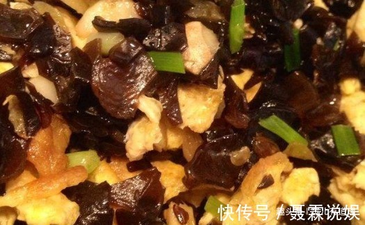 焦黄|特别简单的家常菜，葱花香木耳脆，鸡蛋焦黄又美味，给肉都不换