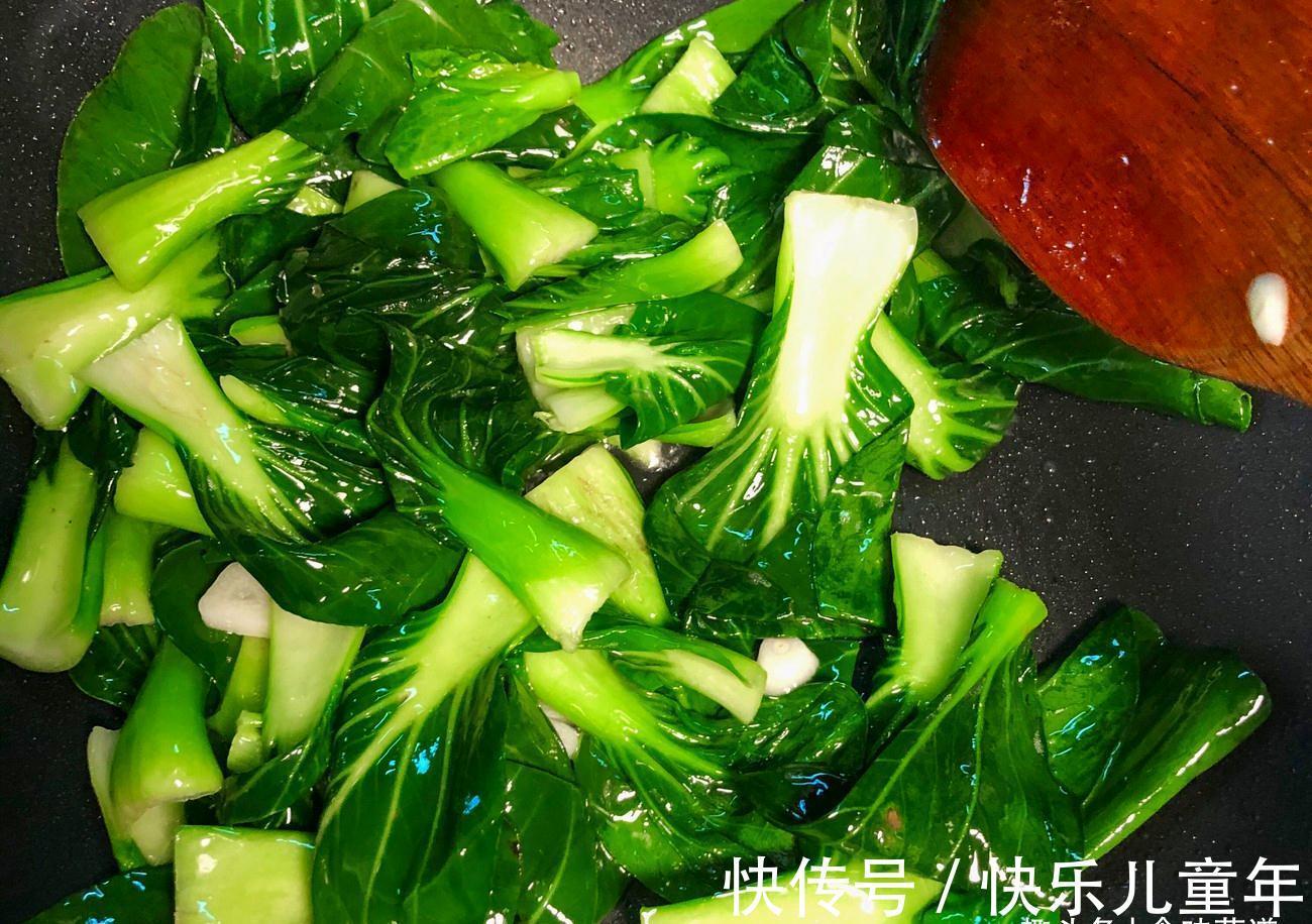 炒青菜时不要直接下锅,记住3个小技巧,烧出的青菜翠绿不出水