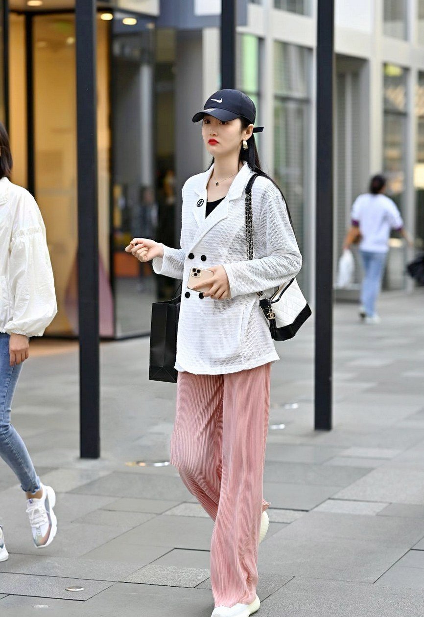 时尚界刮起一波清新慵懒风，阔腿裤裤管越宽，穿着就越时髦