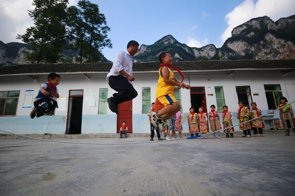 鬼见愁|贵州黔西：苗寨“全科教师”杜生友