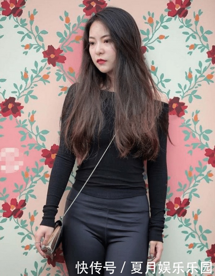 美女这裤子得很贵吧?看着质量就很好!