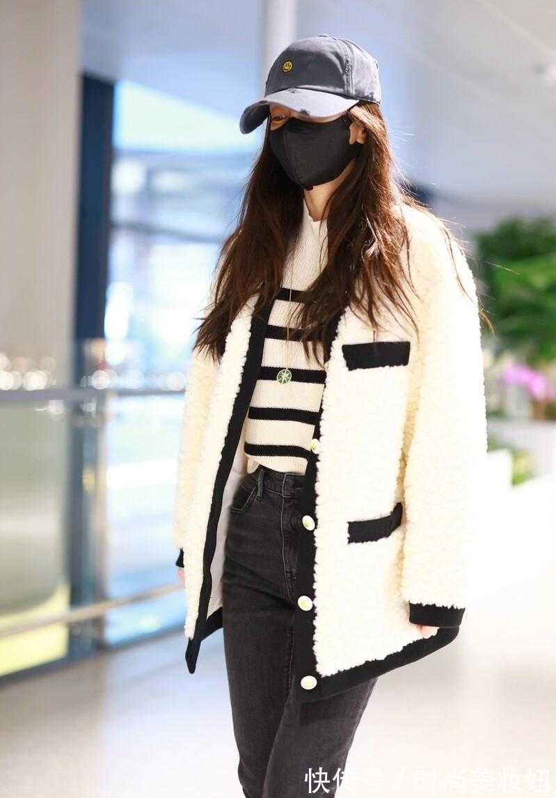 羽绒服|Angelababy不愧是模特出道的,穿小香风配牛仔裤走机场,洋气减龄