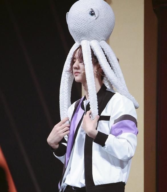 王一博以为没镜头,玩偶套头上就算了,再看他手上:本性藏不住了