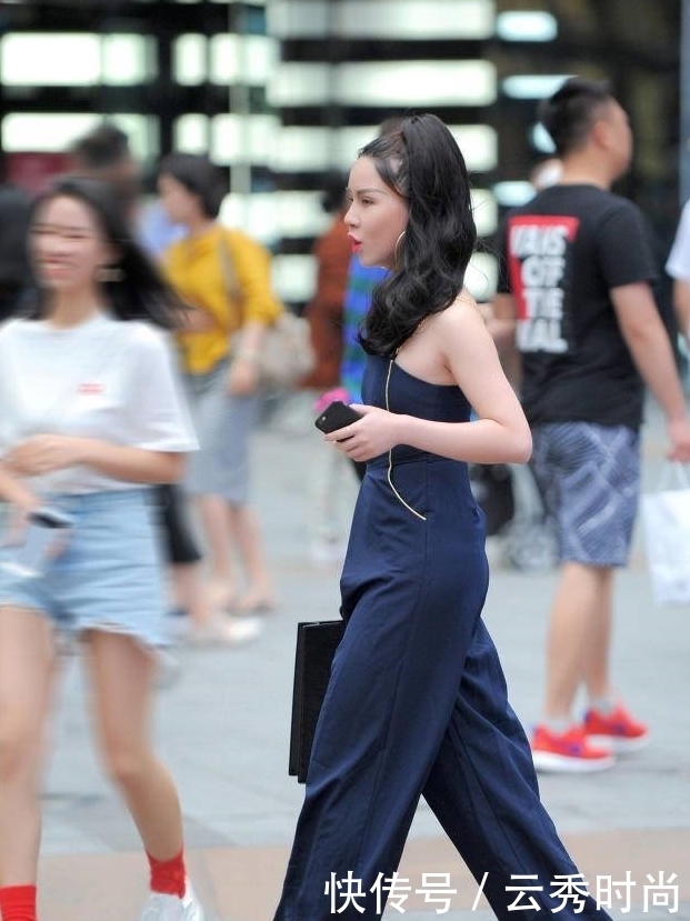  魅力十足|魅力十足的牛仔裤小姐姐突显腿部迷人轮廓，尽显美轮美奂的气质！